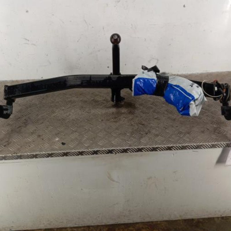 Attelage (boule de remorquage) PEUGEOT 208 1